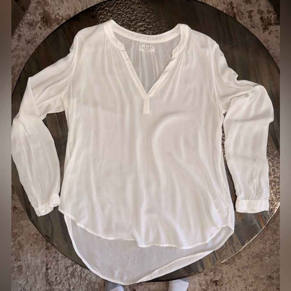 Velvet by Graham & Spencer v neck blouse *white* size small